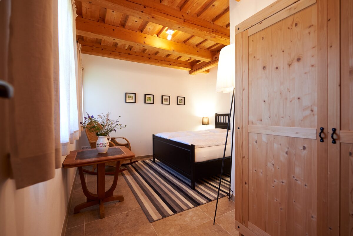 Ground floor bedroom with king-size bed